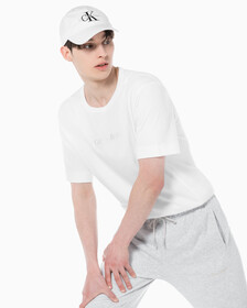 Buy 남성 레귤러 핏 에센셜 로고 반팔 티셔츠 in color BRIGHT WHITE