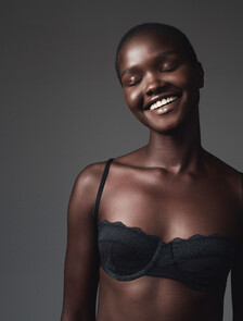 Buy 여성 CK 블랙 빈티지 레이스 발코넷 in color BLACK