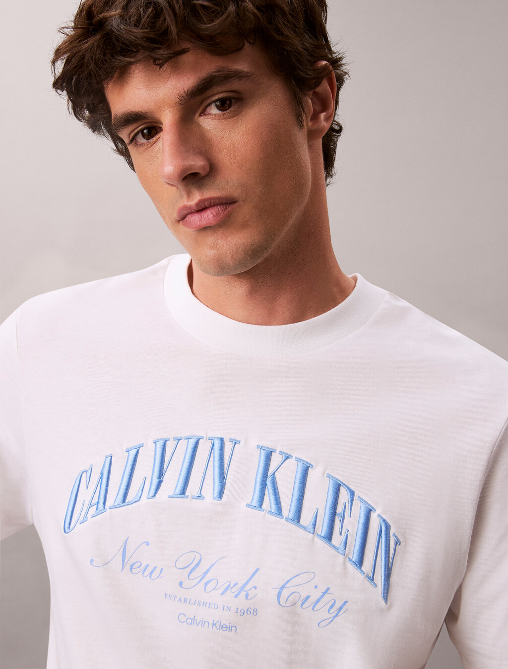 Buy 캘빈클라인 헤리티지 자수로고 그래픽 티 in color BRIGHT WHITE