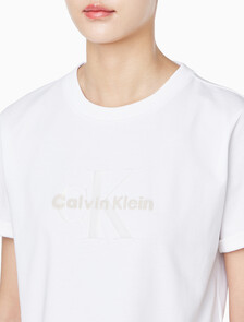 Buy 여성 리퀴드 CK 크롭 반팔 티셔츠 in color BRILLIANT WHITE