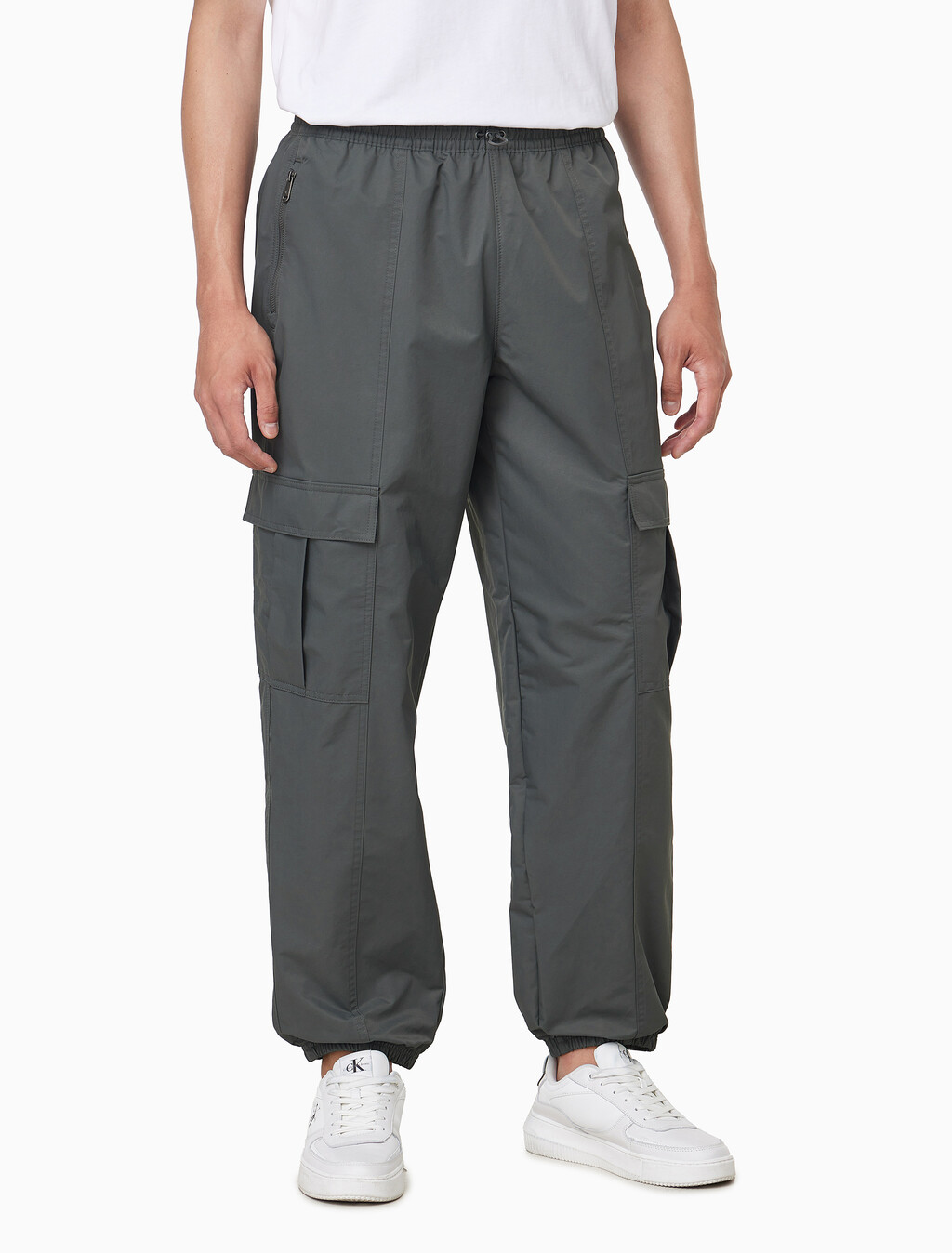 Buy 남성 스트레이트핏 나일론 카고 조거 팬츠 in color Grey