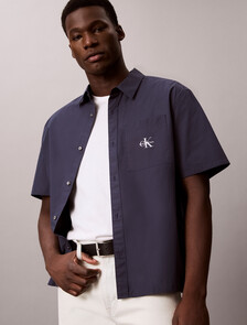 Buy 솔리드 워시드 포플린 릴렉스 숏슬리브 셔츠 in color SPEAKEASY