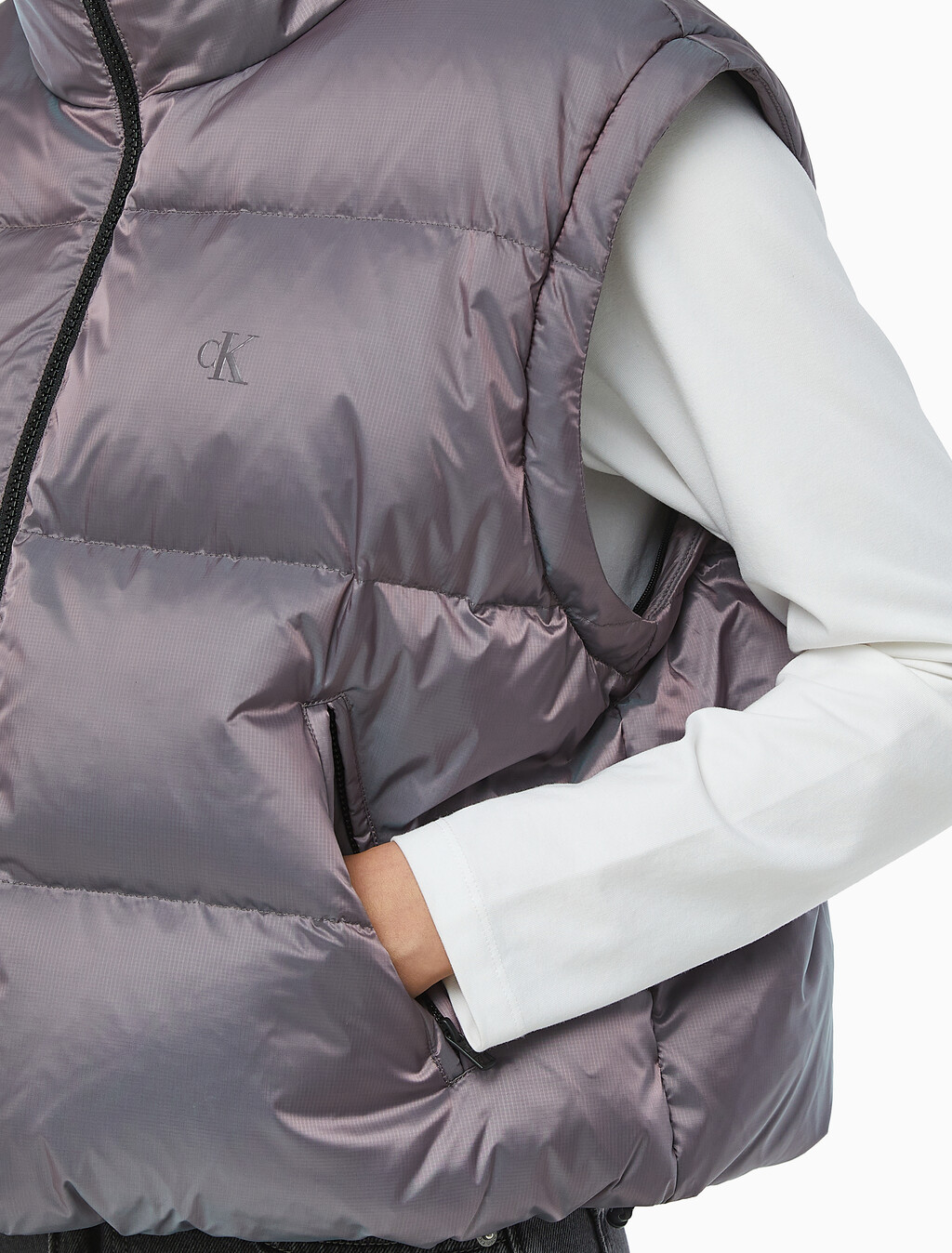 Buy 여성 투톤 글로시 디터쳐블 크롭 다운 in color AMARANTH 