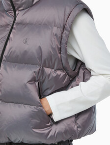 Buy 여성 투톤 글로시 디터쳐블 크롭 다운 in color AMARANTH 