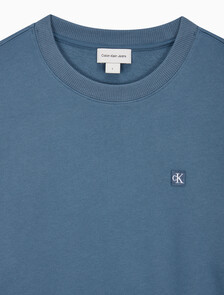 Buy 남성 레귤러핏 CK 뱃지 로고 스웻셔츠 in color BLUE