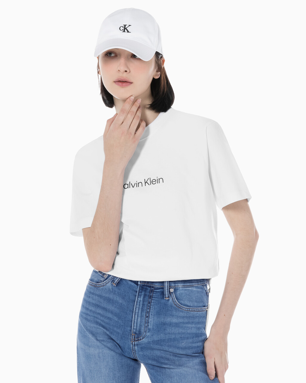 Buy 여성 릴렉스드 스탠다드로고 크루넥 반팔 티셔츠 in color BRILLIANT WHITE