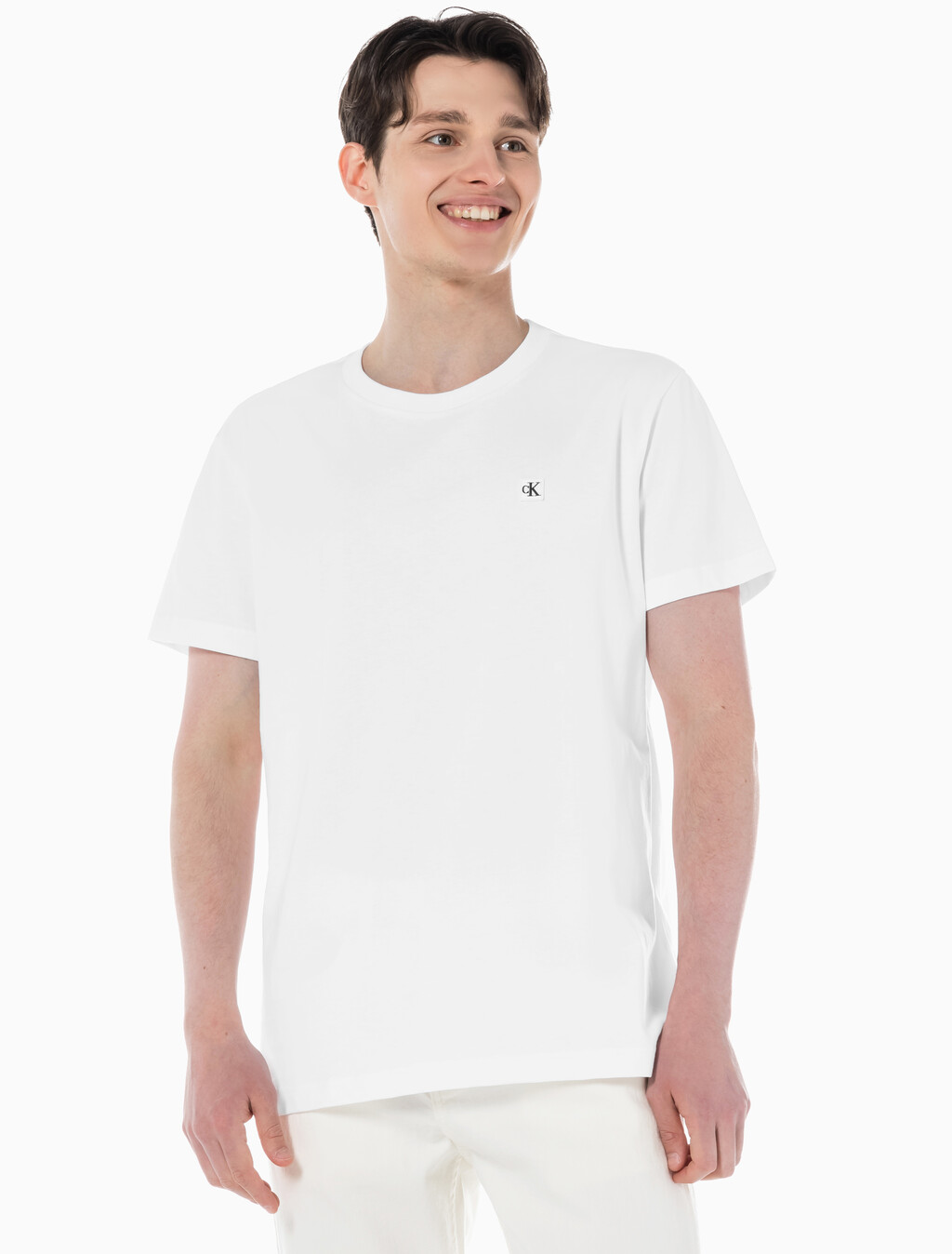 Buy 남성 레귤러핏 CK 로고 뱃지 반팔 티셔츠 in color BRIGHT WHITE