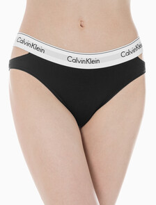 Buy 여성 모던 코튼 디컨스트럭티드 비키니 팬티 in color BLACK