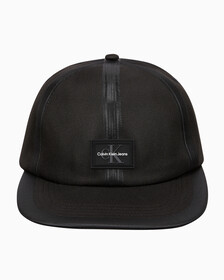 Buy 남성 CKJ 스포츠 에센셜 플랫 캡 in color BLACK