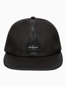 Buy 남성 CKJ 스포츠 에센셜 플랫 캡 in color BLACK
