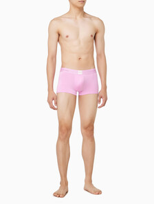 Buy 남성 모던 로고 패치 마이크로 로우 라이즈 트렁크 in color Pink