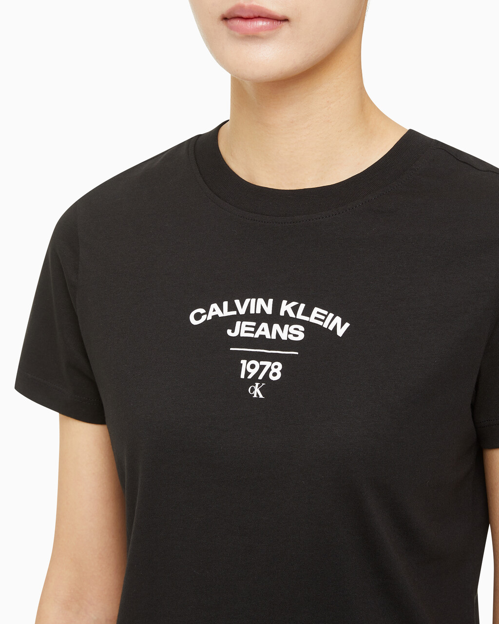 Buy 여성 1987 로고 베이비핏 반팔 티셔츠 in color CK BLACK