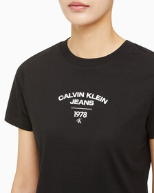 Buy 여성 1987 로고 베이비핏 반팔 티셔츠 in color CK BLACK