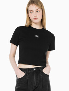 Buy 여성 로고 뱃지 크롭 반팔 티셔츠 in color CK BLACK