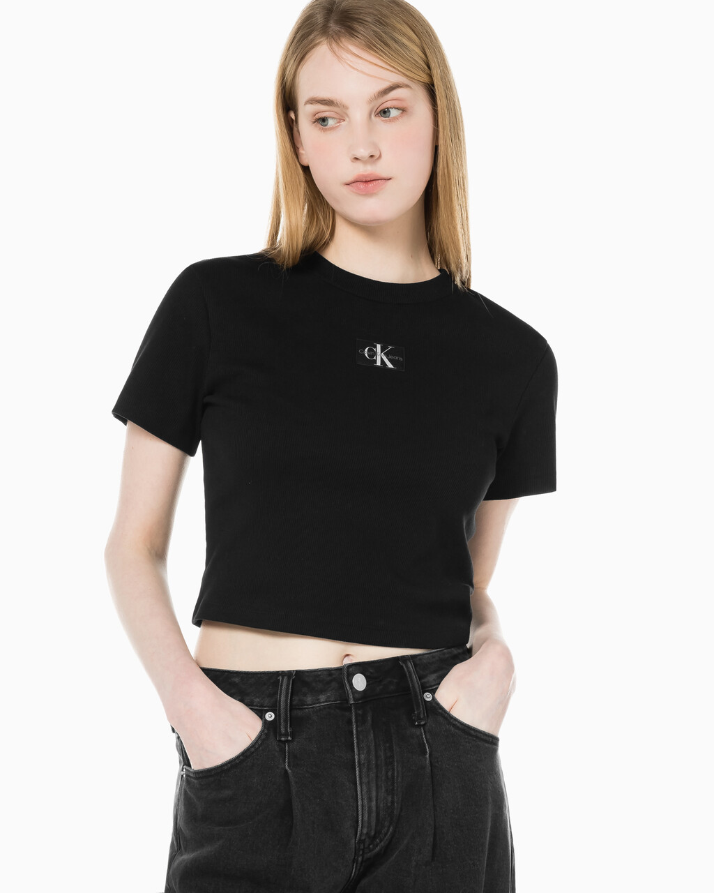Buy 여성 로고 뱃지 크롭 반팔 티셔츠 in color CK BLACK