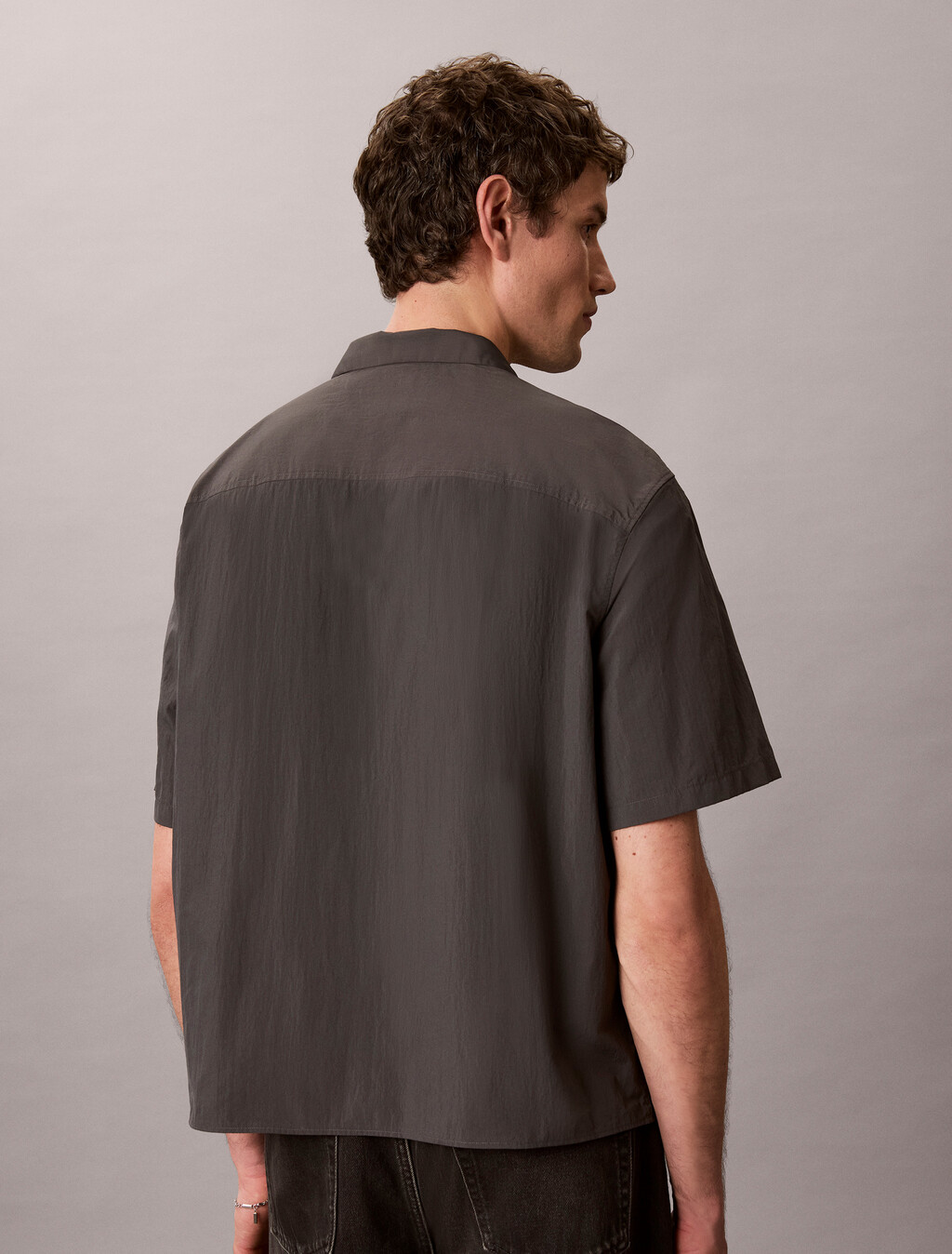 Buy 나일론 릴렉스 캠프 카라 숏슬리브 셔츠 in color Grey