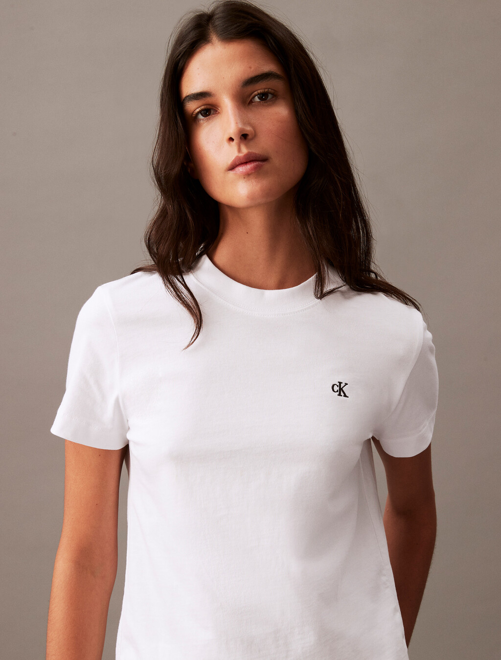 Buy 여성 릴렉스핏 아카이브 로고 크루넥 반팔 티셔츠 in color BRILLIANT WHITE