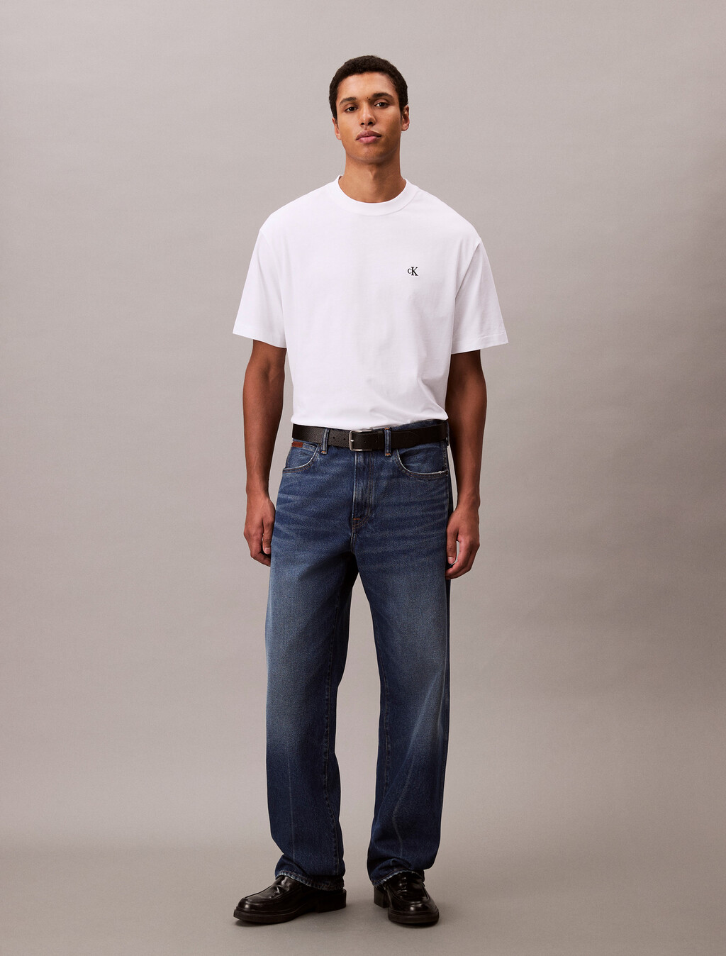 Buy 남성 릴렉스핏 아카이브 로고 반팔 티셔츠 in color BRILLIANT WHITE