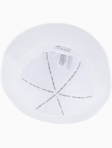 Buy 남녀공용 CK 엠브로이더리 로고 버킷햇 in color BRIGHT WHITE