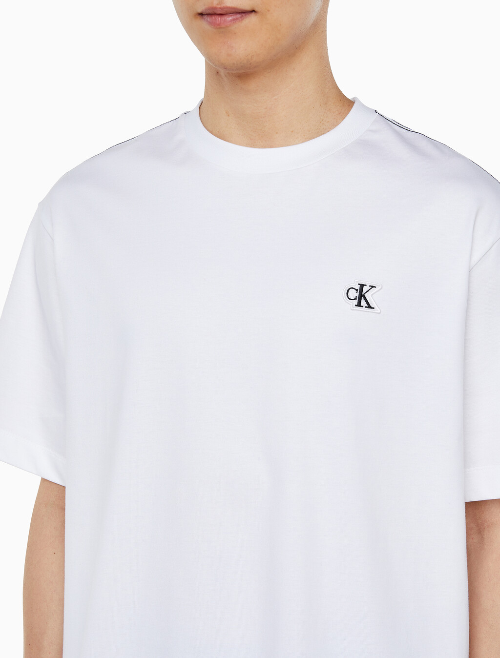 Buy 남성 릴렉스핏 탑스티치 패치 로고 반팔 티셔츠 in color BRIGHT WHITE