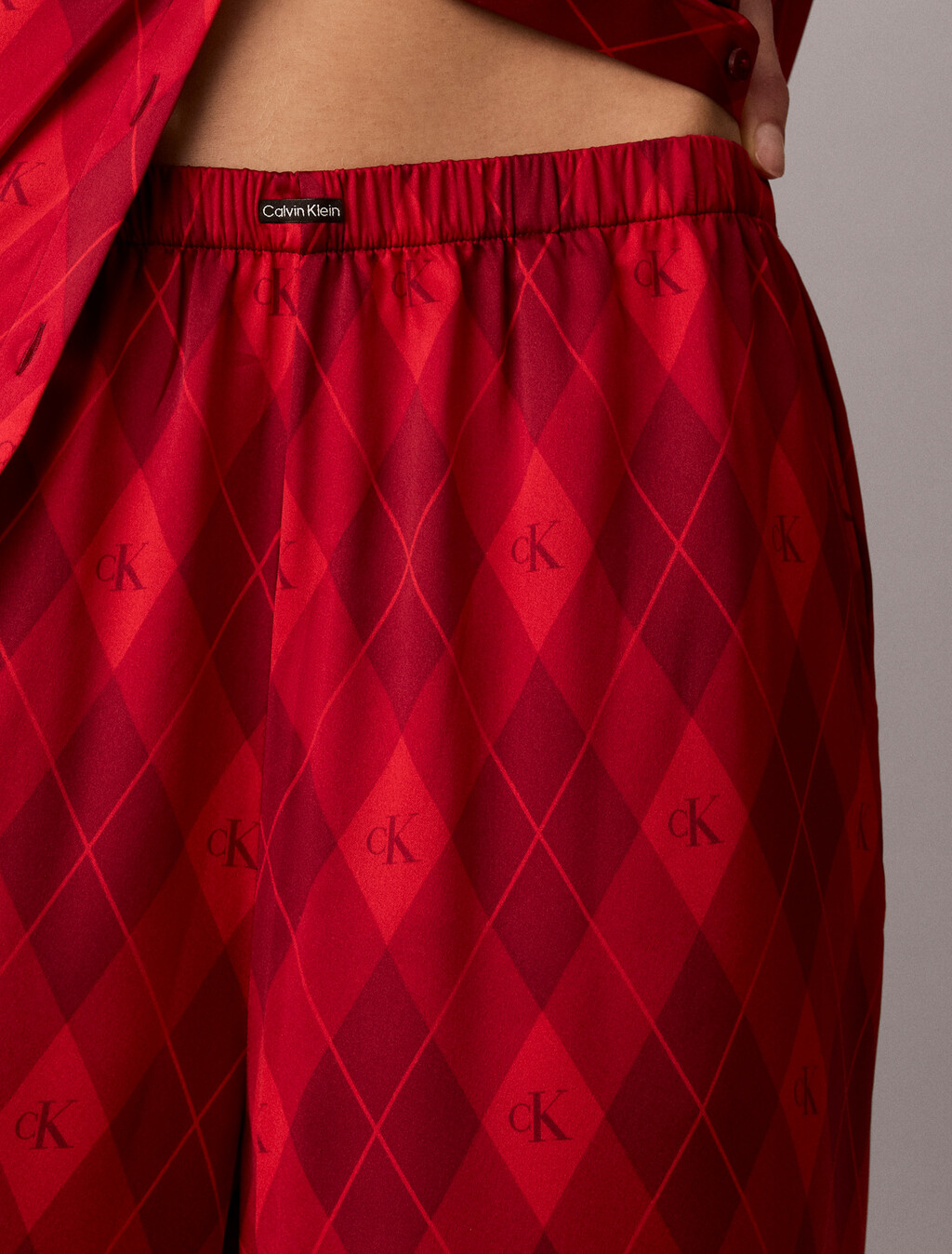 Buy 여성 새틴 쉬인 AOP 팬츠 in color ARGYLE 25+ESTABLISHED RED WHITE