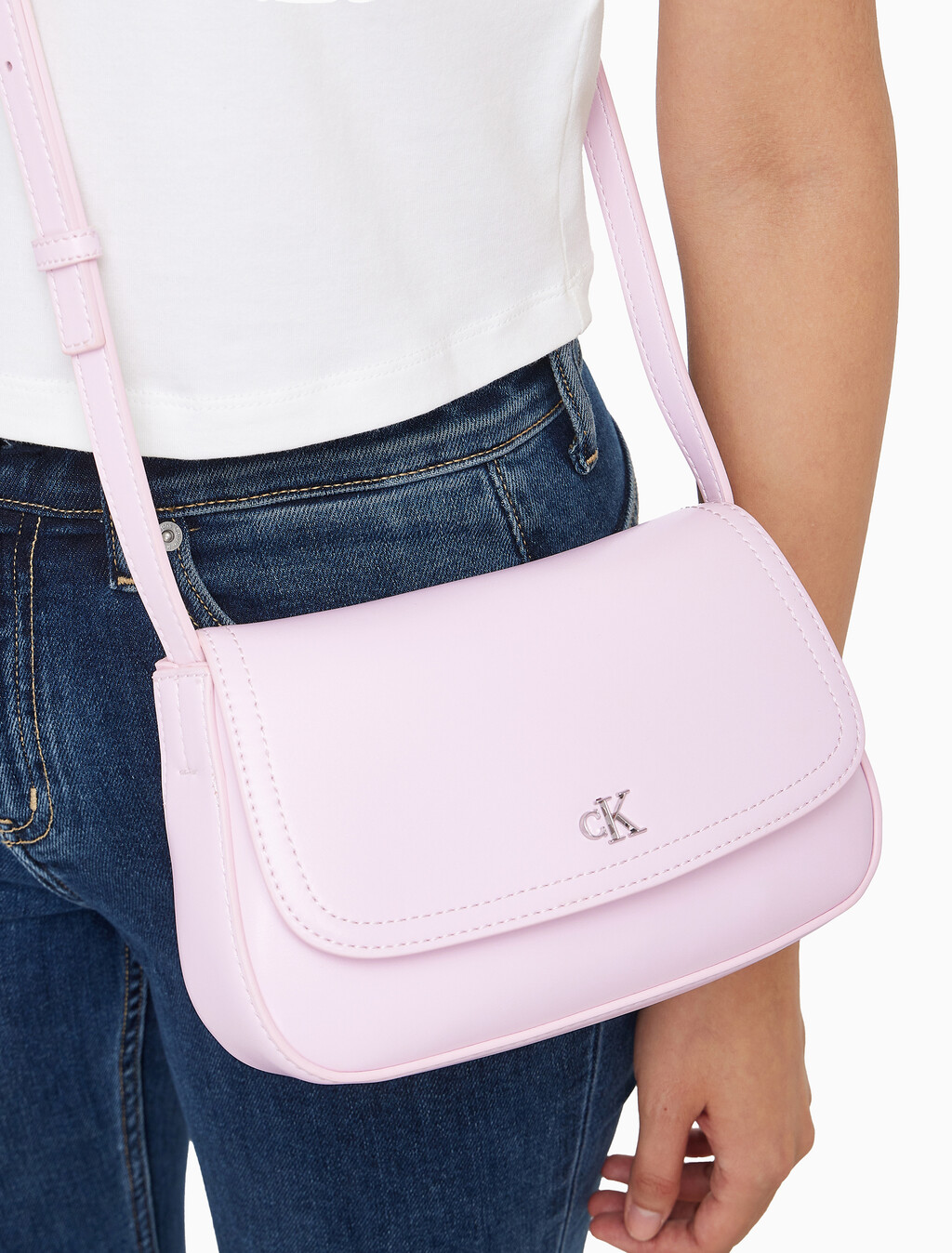 Buy 여성 하드웨어 모노그램 플랩 카메라 백 in color Pink