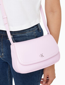 Buy 여성 하드웨어 모노그램 플랩 카메라 백 in color Pink