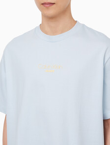 Buy 남성 릴렉스핏 CKJ 그래픽 반팔 티셔츠 in color LIGHT BLUE