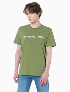 Buy 남성 레귤러핏 인스티튜셔널 로고 스트레치 반팔 티셔츠  in color KHAKI
