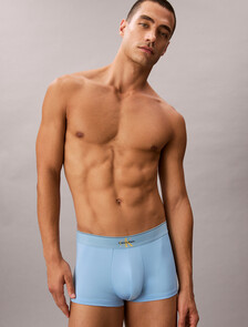 Buy 남성 CK 그래픽 마이크로 로우 라이즈 트렁크 in color BLUE