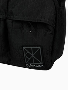 Buy 남성 유틸리티 엠블럼 카메라 백 in color BLACK