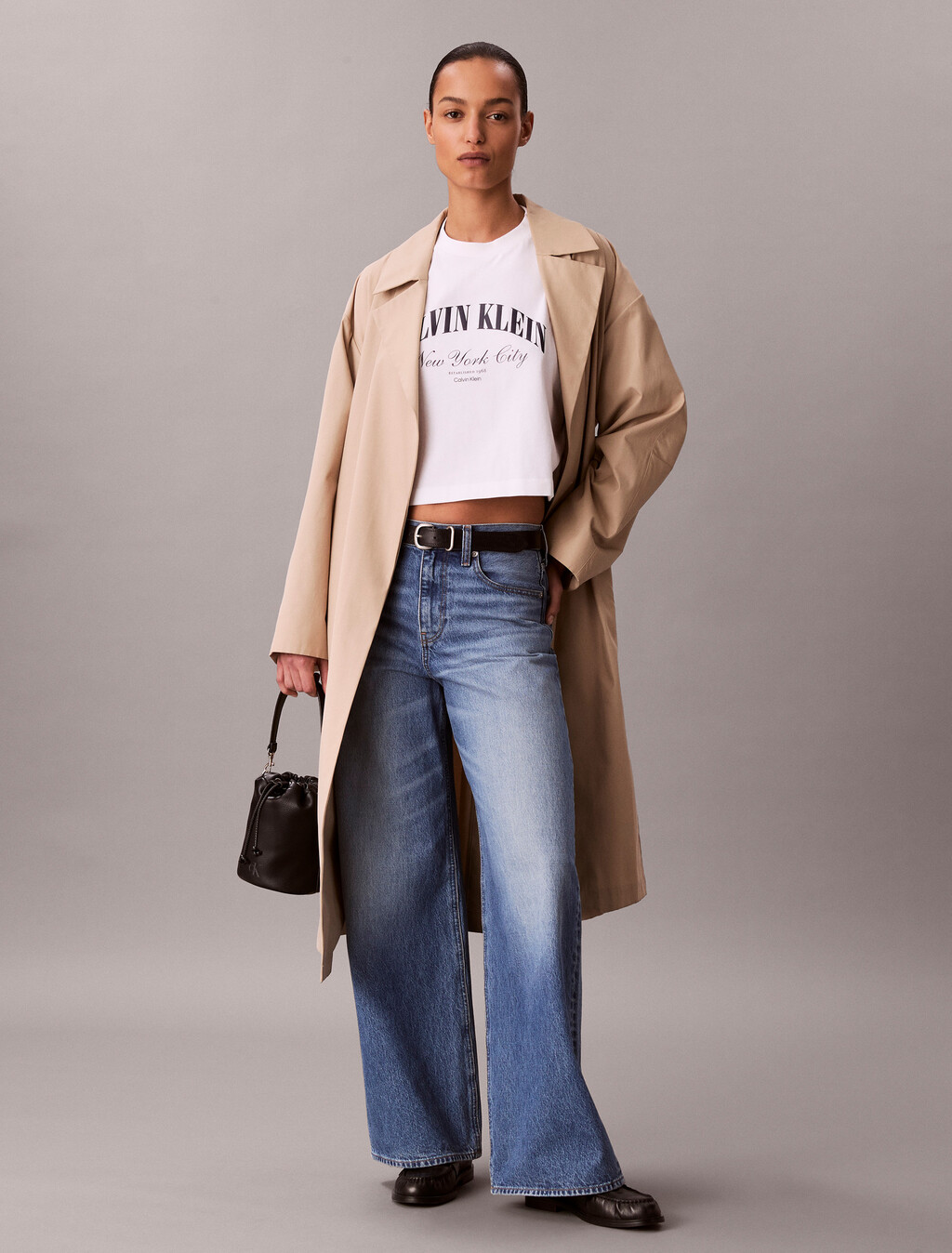 Buy 여성 크롭드 박시 헤리티지 체스트 로고 티 in color BRIGHT WHITE