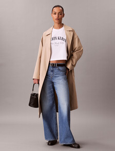 Buy 여성 크롭드 박시 헤리티지 체스트 로고 티 in color BRIGHT WHITE