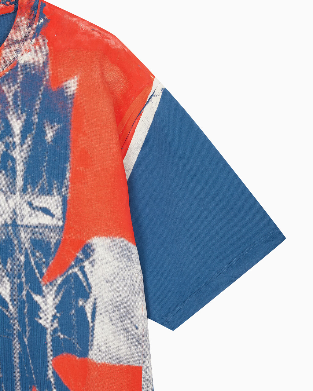 Buy 남성 숏슬리브 플로랄 셰도우 크루넥 티 in color NAVY