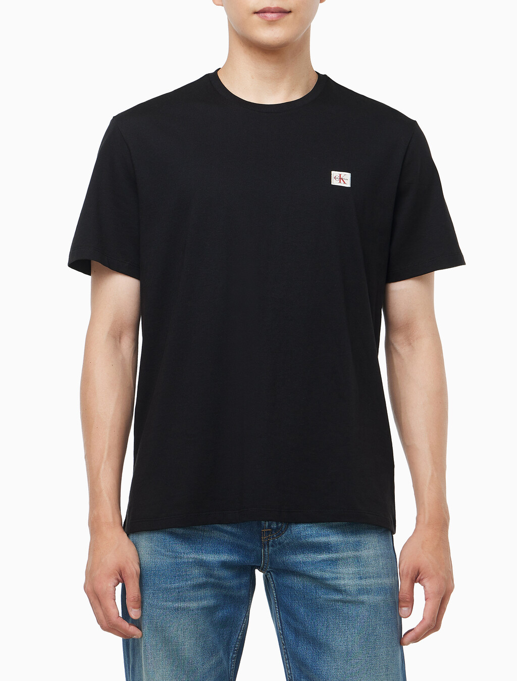 Buy 남성 클래식핏 뱃지 로고 반팔 티셔츠 in color BLACK