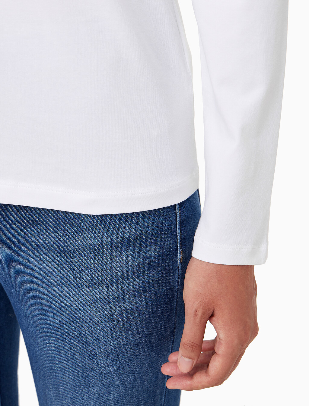 Buy 여성 인스티튜셔널 로고 스트레이트핏 긴팔 티셔츠 in color BRIGHT WHITE