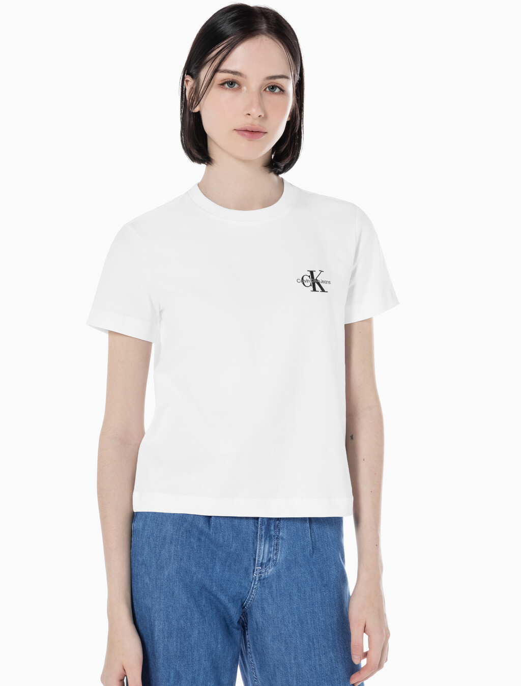 Buy 여성 레귤러핏 스몰 모노그램 로고 반팔 티셔츠  in color BRIGHT WHITE