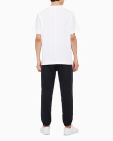 Buy 남성 레귤러 핏 에센셜 로고 반팔 티셔츠 in color BRIGHT WHITE