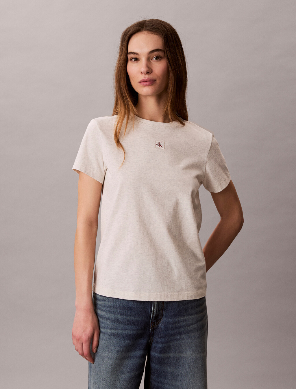 Buy 여성 우븐라벨 클래식 핏 티 in color VANILLA HEATHER