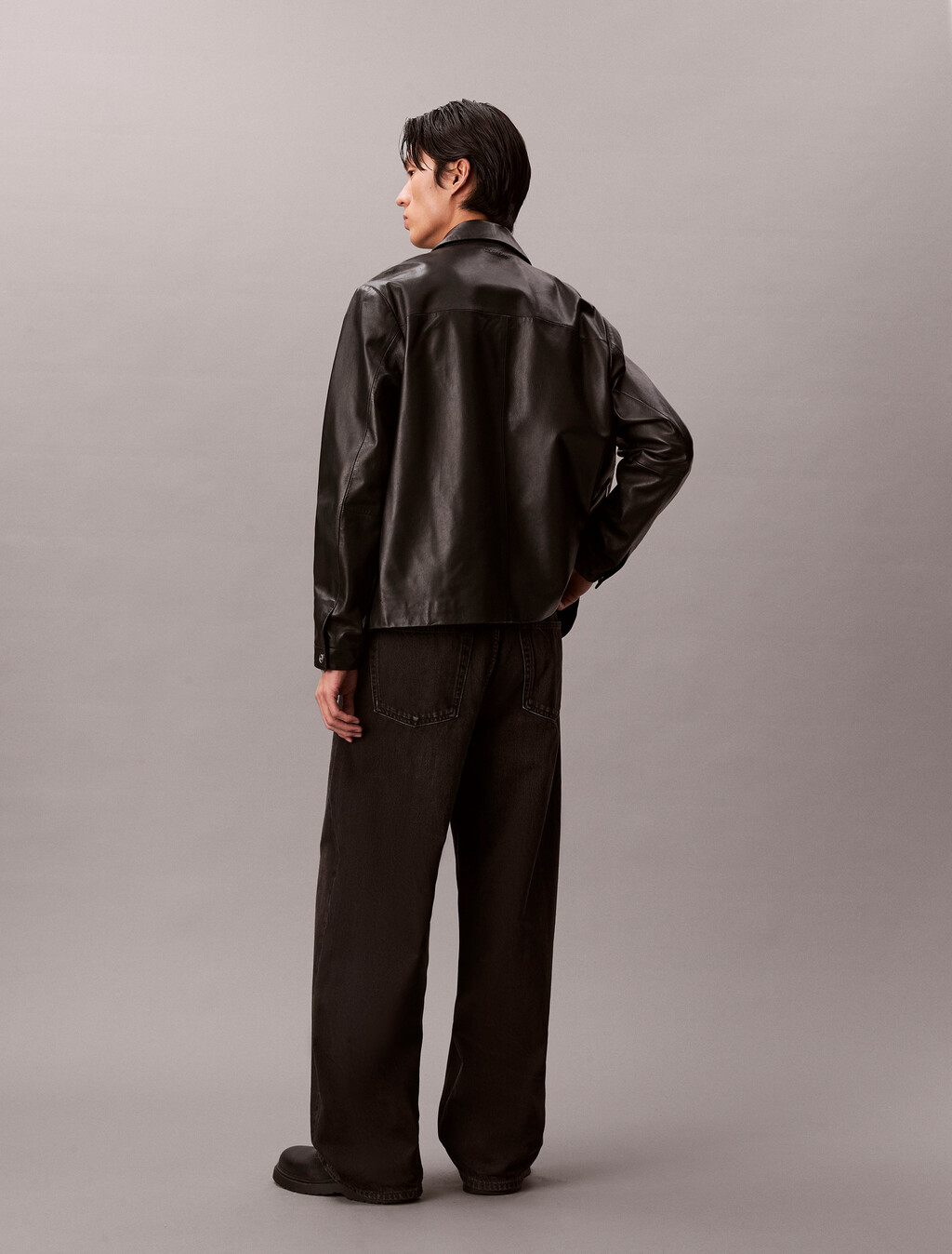 Buy 남성 배기핏 진 in color Black