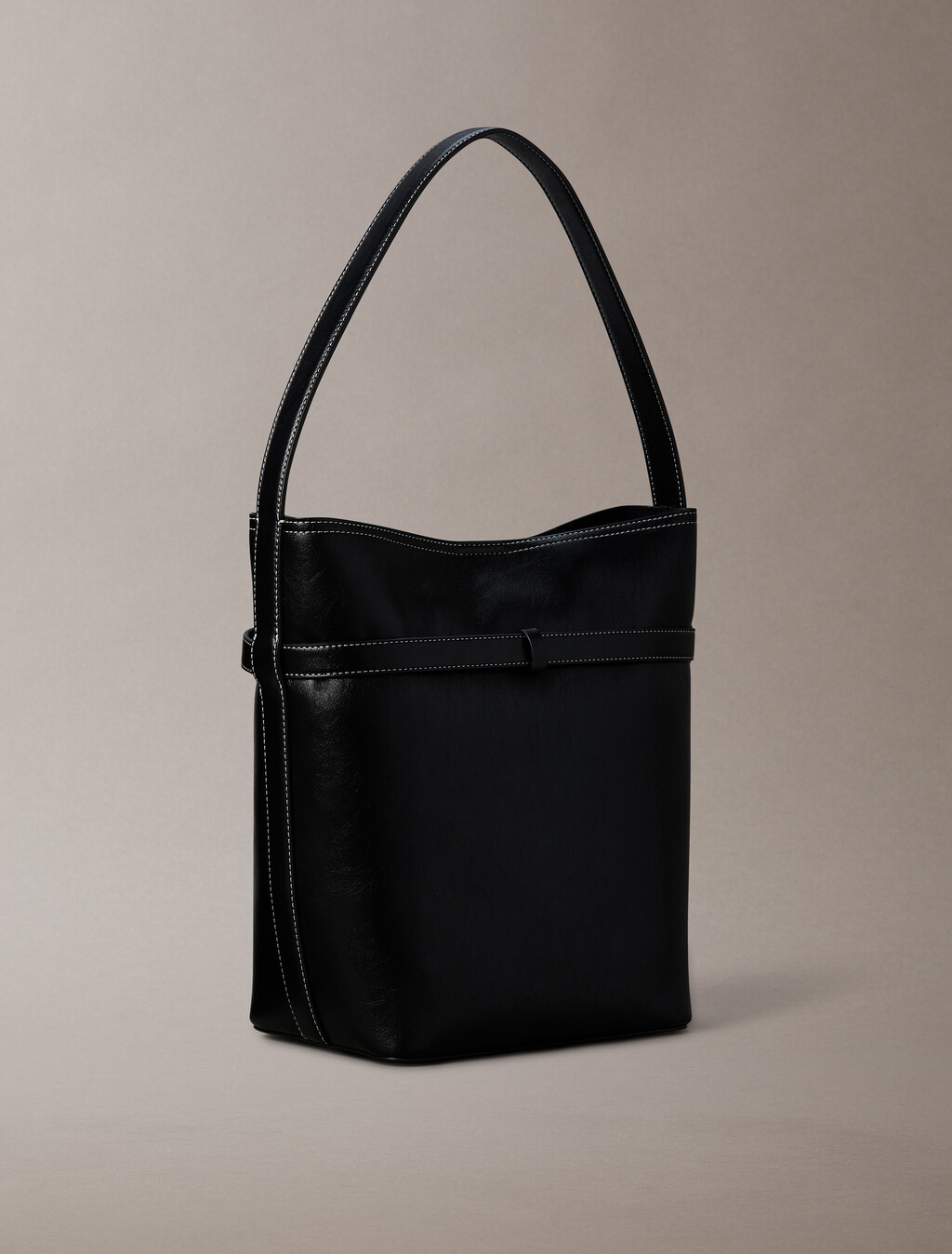 Buy 여성 버클 미디움 버킷 백 in color BLACK