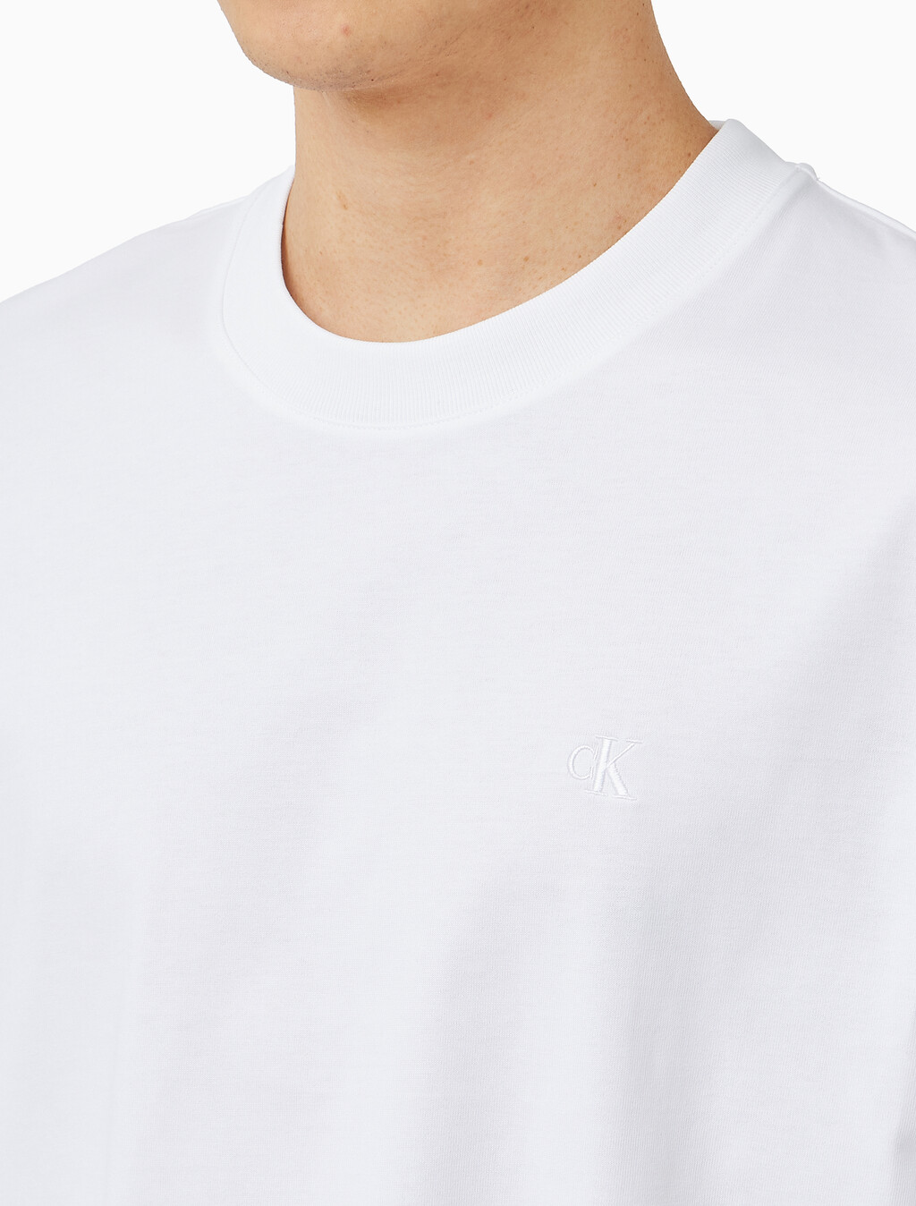 Buy 남성 오버핏 엠보스 모노로고 티 in color BRIGHT WHITE