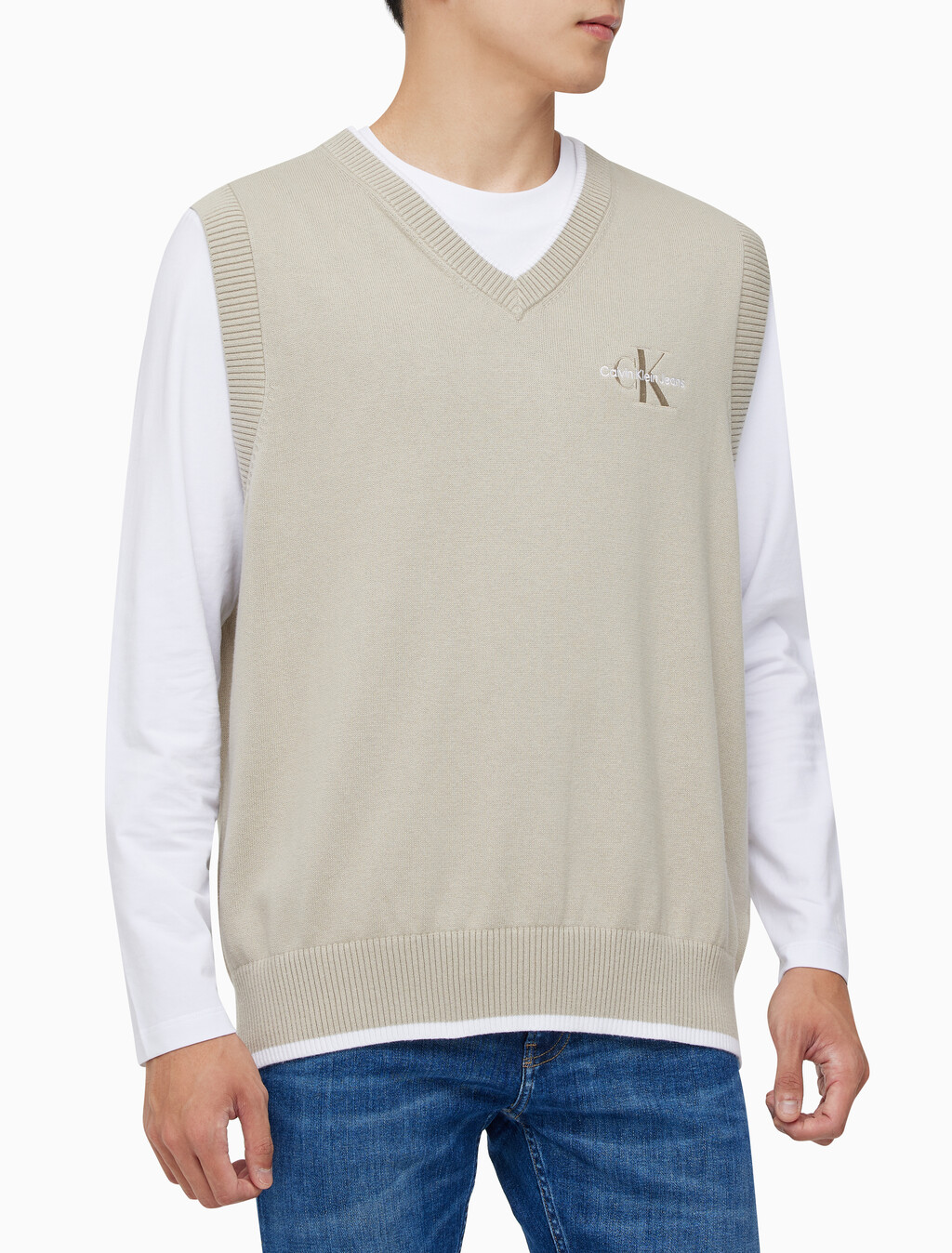 Buy 남성 엠보스드 스웨터 베스트 in color BEIGE