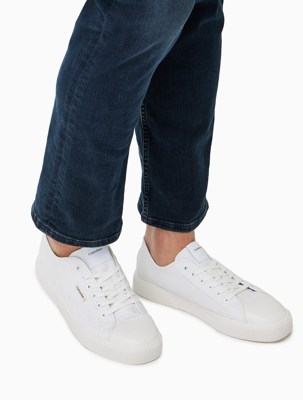 Buy 남성 알바로 레이스업 캔버스 스니커즈 in color WHITE