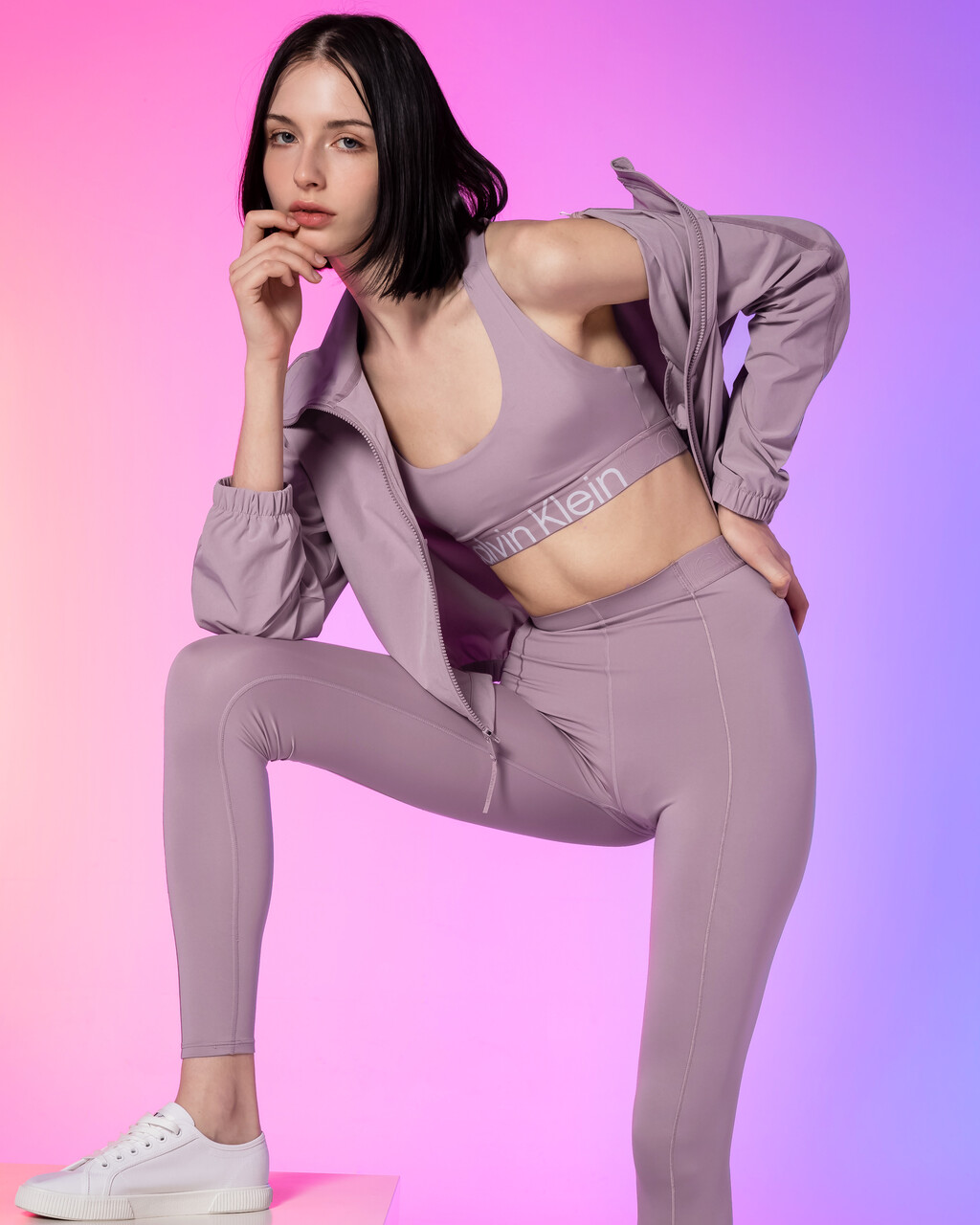 Buy 여성 리플렉티브 로고 레귤러 핏 윈드브레이커 in color GRAY ROSE