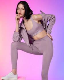 Buy 여성 리플렉티브 로고 레귤러 핏 윈드브레이커 in color GRAY ROSE