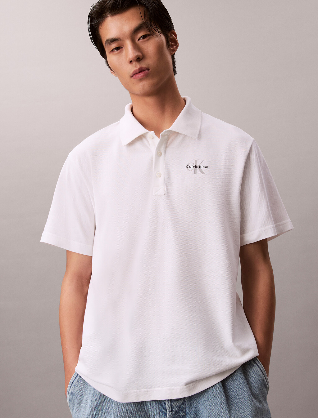 Buy 이지 모노로고 캐주얼 피크 폴로 티 in color BRIGHT WHITE