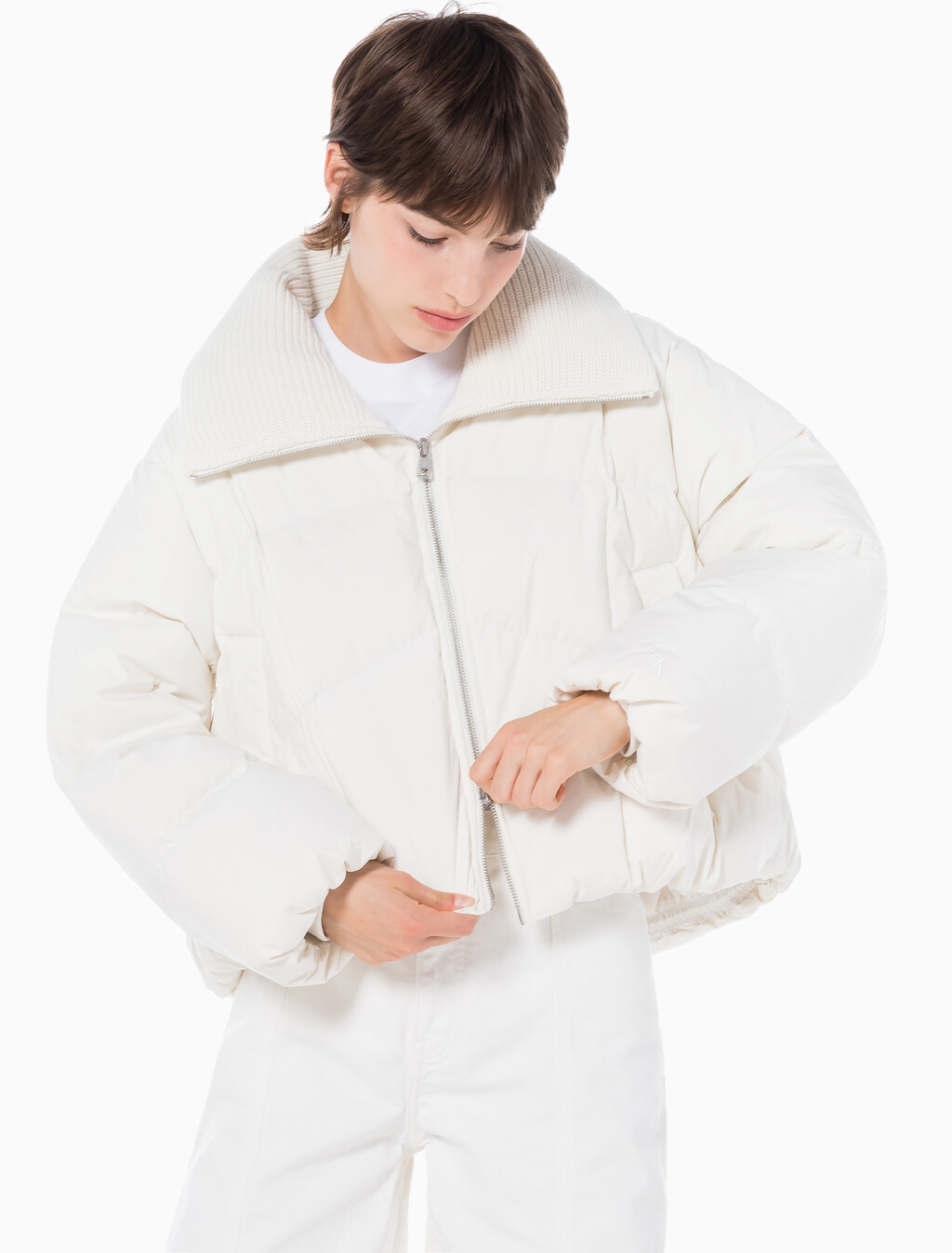 Buy 여성 숏다운 와이드넥 푸퍼 in color WHITE