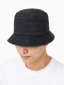 Buy 남녀공용 CKJ 스몰 모노그램 로고 데님 버킷햇 in color BLACK