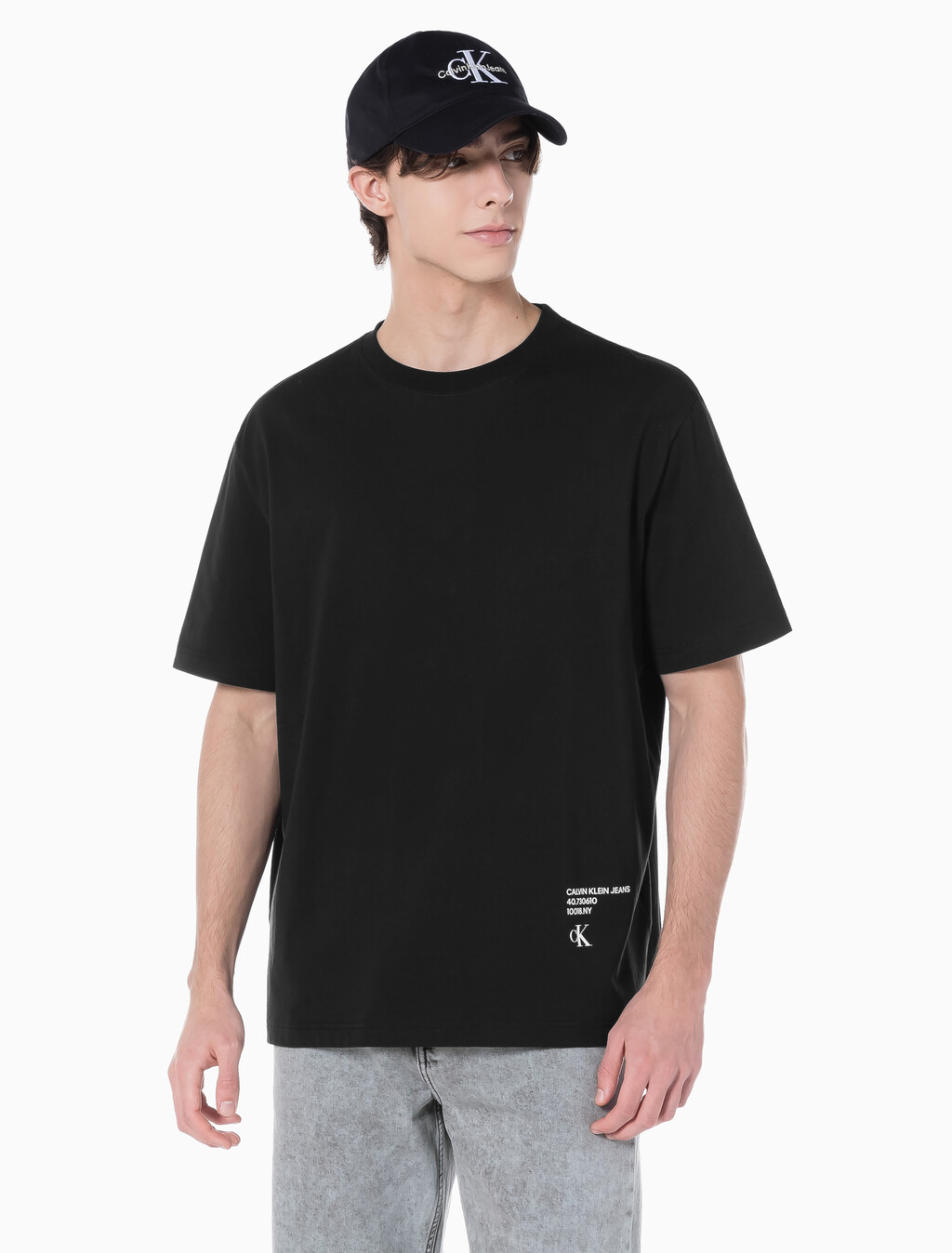 Buy 남성 릴렉스핏 모던 메탈 로고 반팔 티셔츠 in color CK BLACK